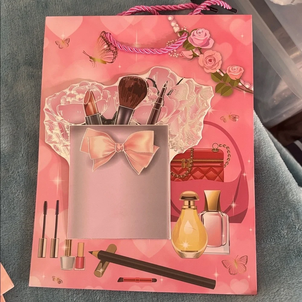 Pink Gift Bags with Fashion and Beauty Design(set of 6) - Picture 5 of 5